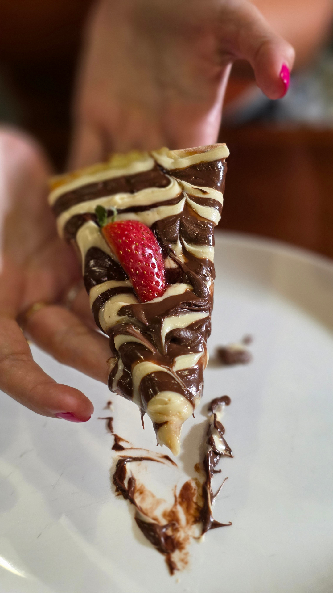 Pizza doce de chocolate com morango