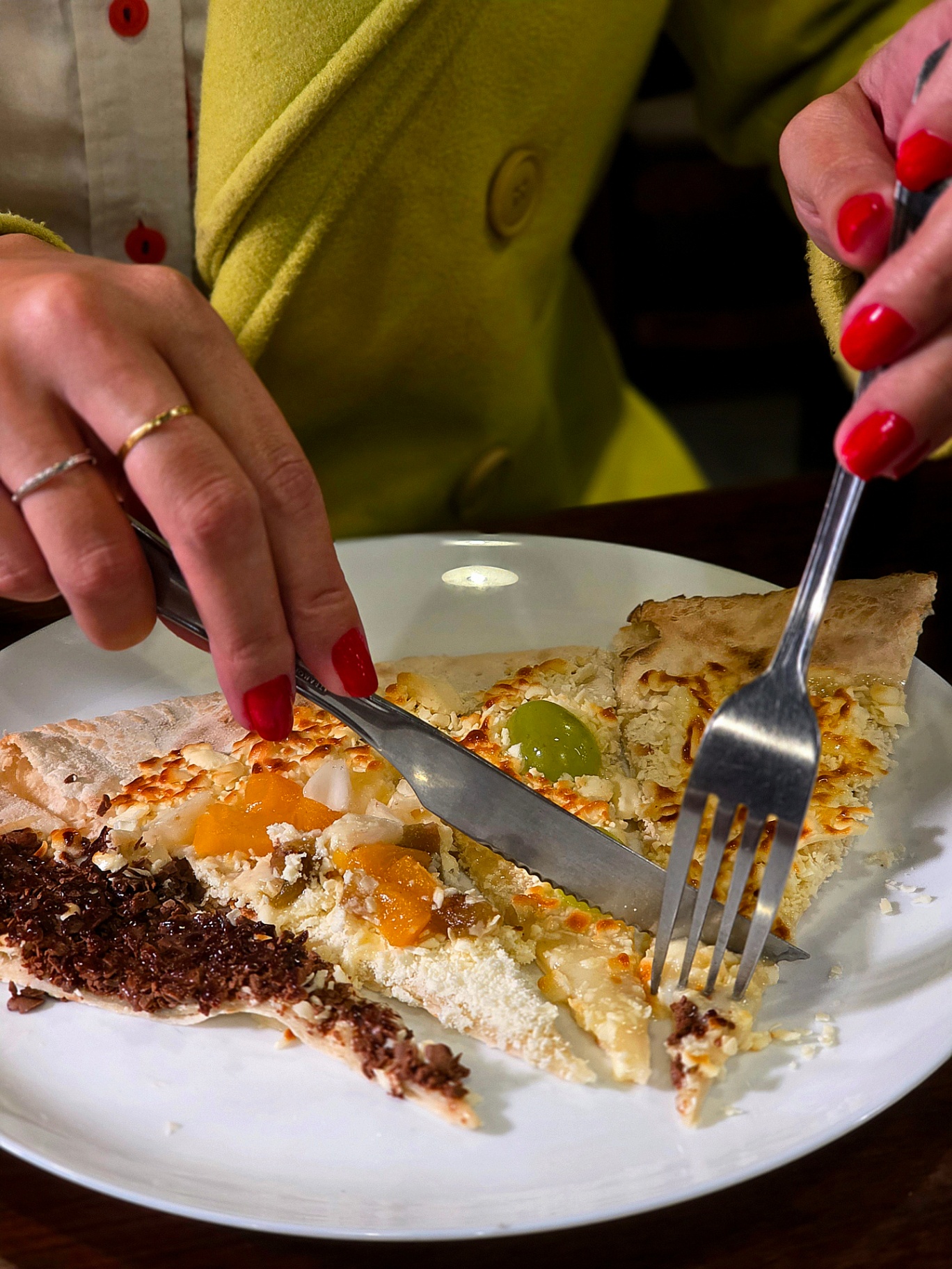 Pizza doce servida à mesa